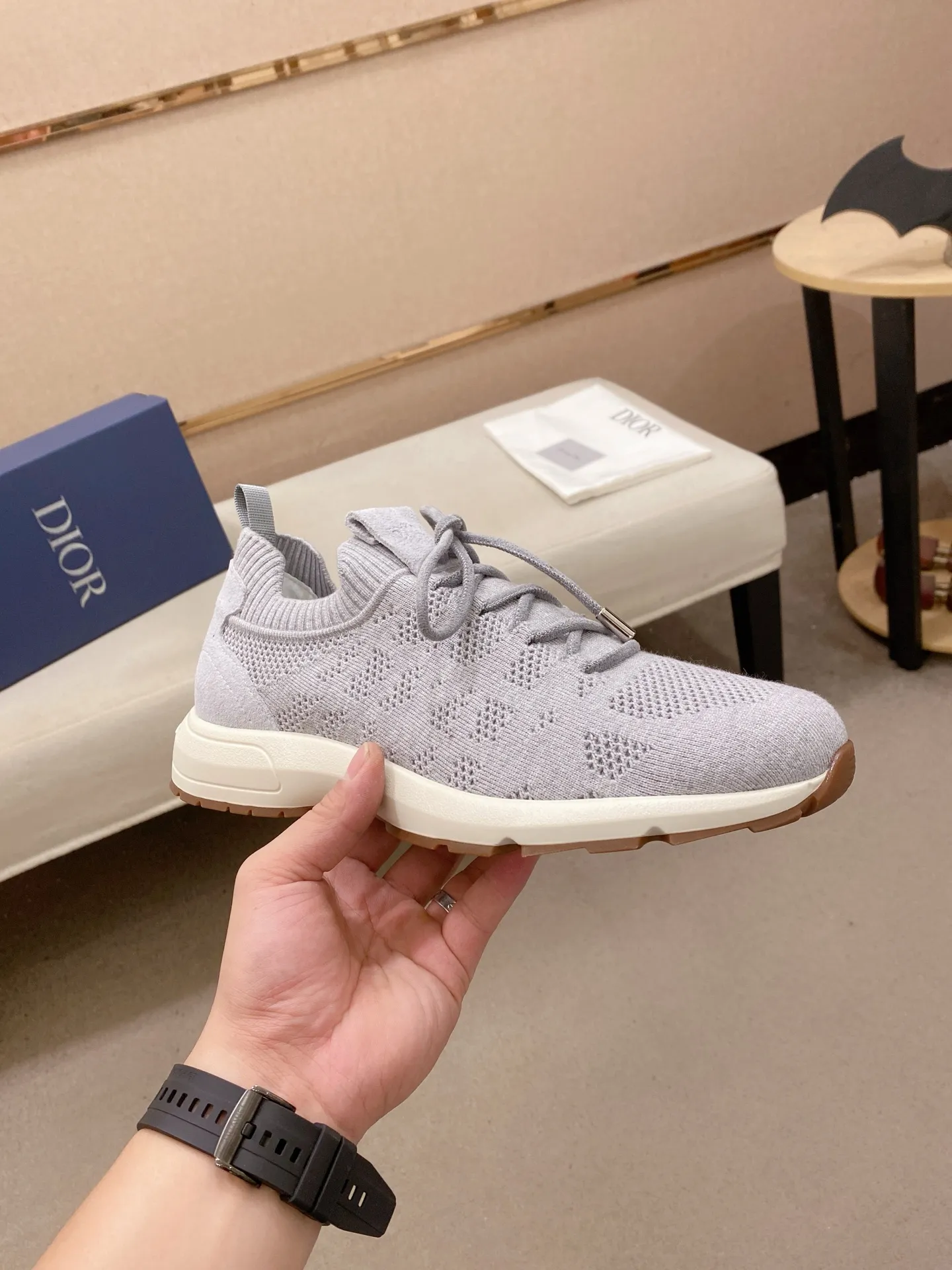 Factory price: 420💰Dior's latest men's fashion sneakers. This item draws inspiration from retro jogging shoes. Featuring a thick, low-top design, it features a mesh fabric upper and an ultra-light rubber foam sole. The side is decorated with an embossed "Di~r" logo. Code number: 39-44 (order 38, 45, 46)